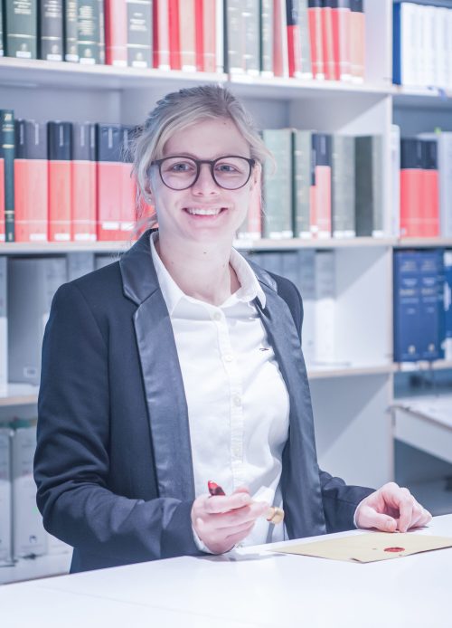 16 Bettina Lipp Anwaltsassistentin Notariat